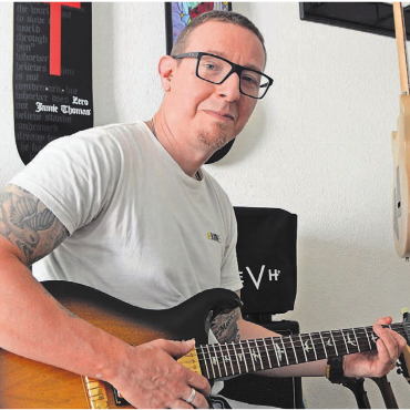 «Der Mensch steht im Mittelpunkt» - Ein Pfarrer mit Tattoos und Piercings – geht das? «Traditionelle Werte und ein individueller Stil können problemlos nebeneinander bestehen», findet Pfarrer Michael Wiesmann aus Widen. Bild: Sabrina Salm