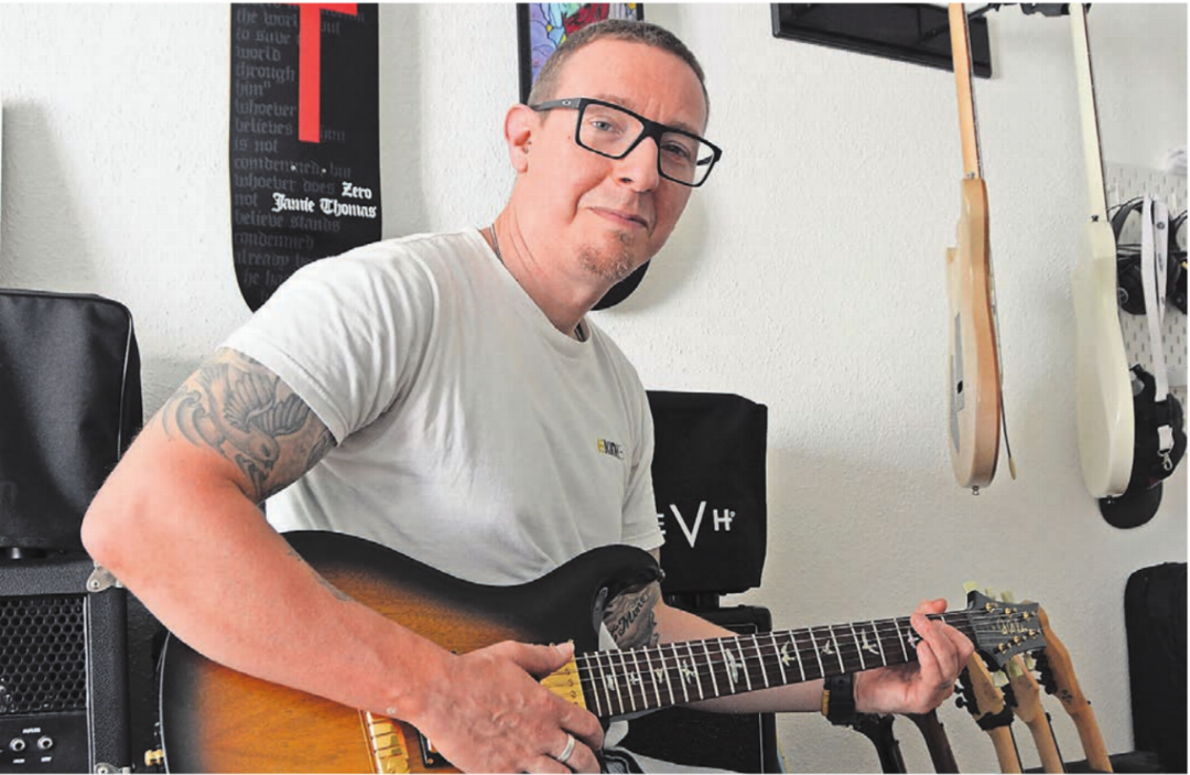 Ein Pfarrer mit Tattoos und Piercings – geht das? «Traditionelle Werte und ein individueller Stil können problemlos nebeneinander bestehen», findet Pfarrer Michael Wiesmann aus Widen. Bild: Sabrina Salm Ein Pfarrer mit Tattoos und Piercings – geht das? «Traditionelle Werte und ein individueller Stil können problemlos nebeneinander bestehen», findet Pfarrer Michael Wiesmann aus Widen. Bild: Sabrina Salm