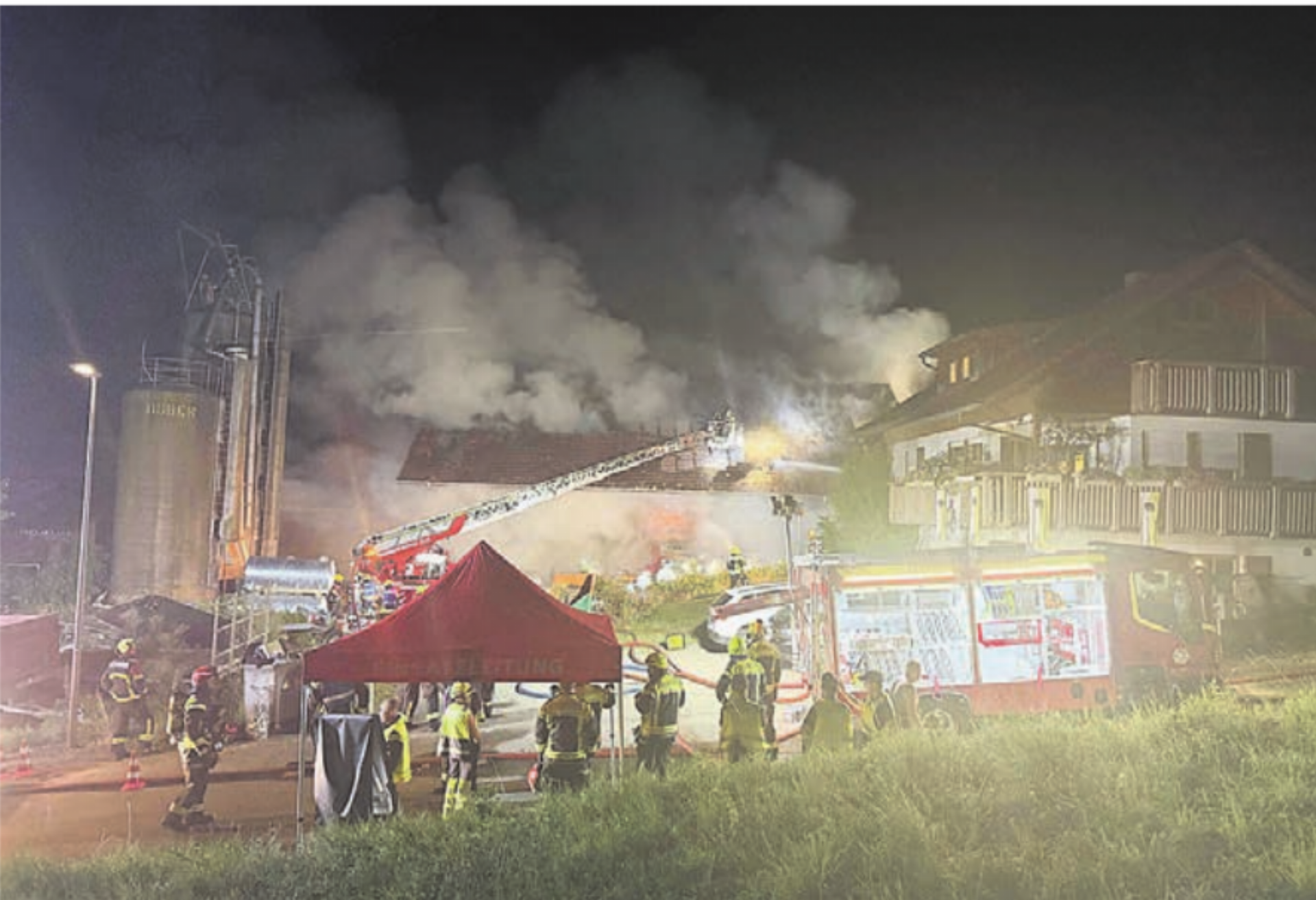 Angehörige von vier Feuerwehren waren in dieser Nacht und auch am nächsten Tag im Einsatz, um das Feuer endgültig einzudämmen. Bild: pz - Das Bild wird blockiert. – Möglicherweise durch einen aktiven Adblocker.