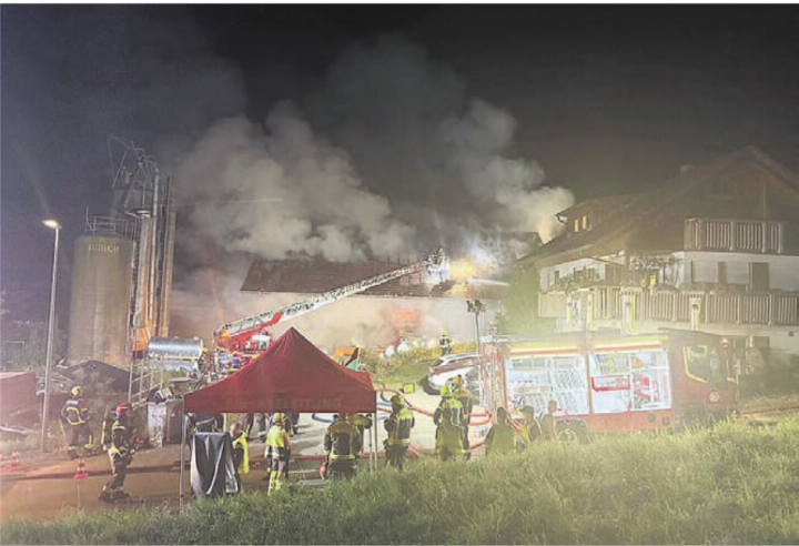Angehörige von vier Feuerwehren waren in dieser Nacht und auch am nächsten Tag im Einsatz, um das Feuer endgültig einzudämmen. Bild: pz