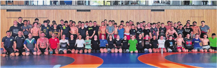 Die RS Freiamt, die RS Kriessern, einige Mitglieder des RC Belp und die Mitglieder des Olympiastützpunkts Freiburg-Schwarzwald – mit rund 80 Ringerinnen und Ringern auf der Matte konnten einige sehr intensive Trainingseinheiten in Süddeutschland durchgeführt werden.
Bild: zg