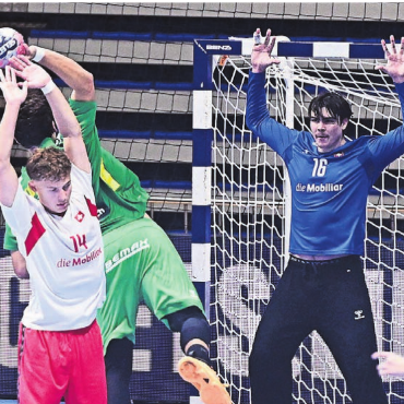 Zwei Tore fehlten - Lou Wey (rechts) konnte nicht verhindern, dass die Schweiz in der Zwischenrunde scheitert. Bild: EHF/kolektiff