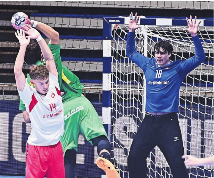 Lou Wey (rechts) konnte nicht verhindern, dass die Schweiz in der Zwischenrunde scheitert. Bild: EHF/kolektiff