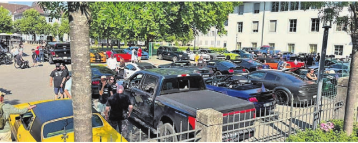 Auf dem Klosterhof versammeln sich die Autos vor der Tour. Bild: zg
