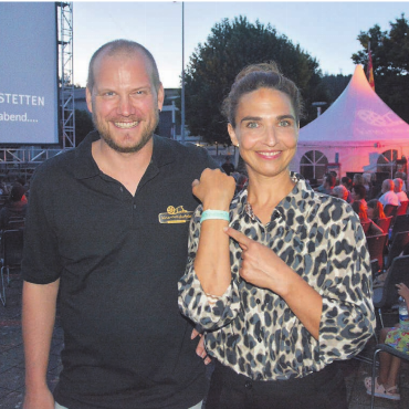 Kollegin beschwerte sich - Schauspielerin Michèle Rohrbach freute sich, den Film «Plitsch Platsch Forever» in dem Dorf zu zeigen, in dem sie aufgewachsen ist. «Kino uf em Dorfplatz»-Präsident Stefan Meienberg interviewte sie vor dem Filmstart.    Bild: Roger Wetli
