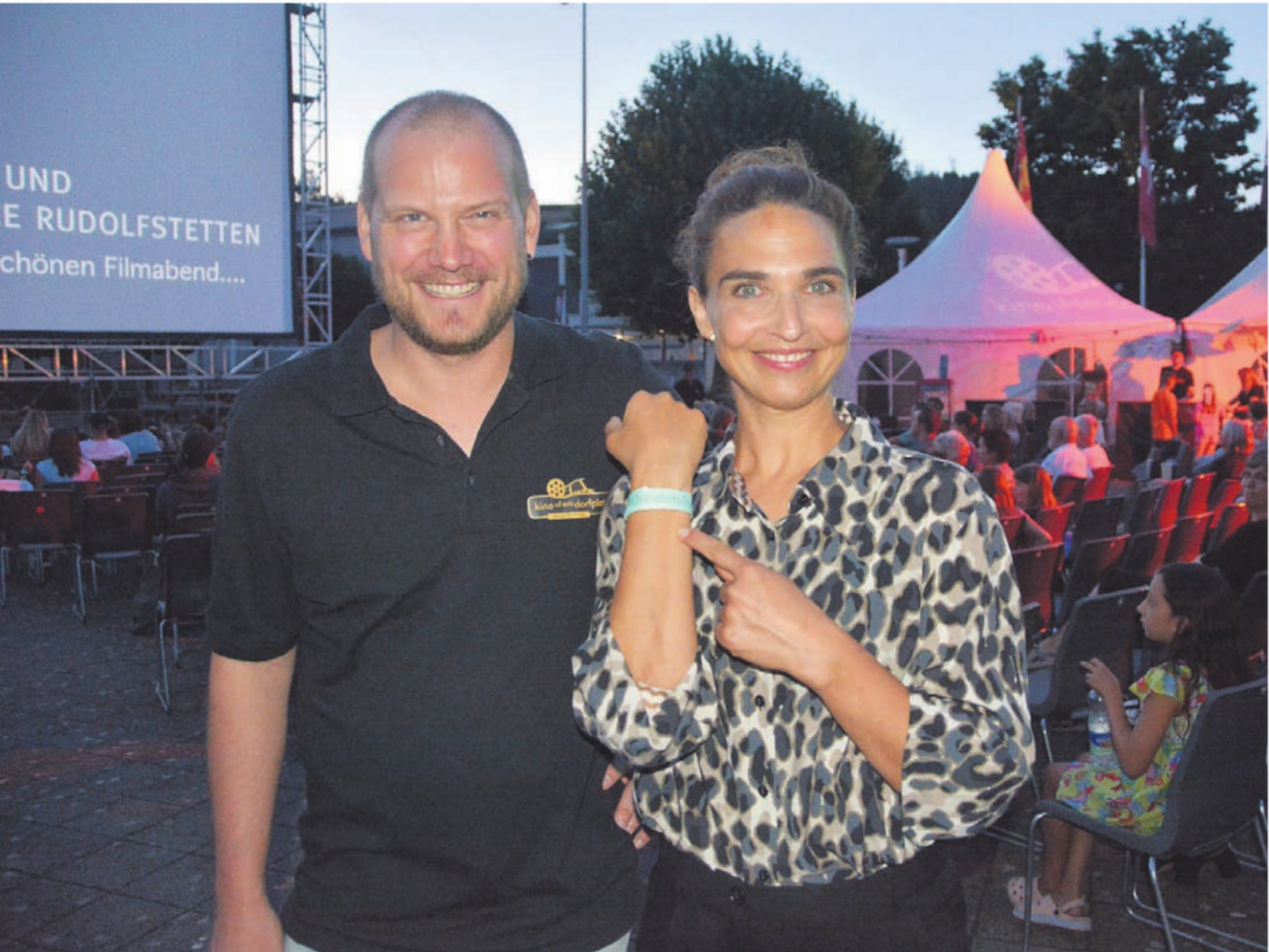 Schauspielerin Michèle Rohrbach freute sich, den Film «Plitsch Platsch Forever» in dem Dorf zu zeigen, in dem sie aufgewachsen ist. «Kino uf em Dorfplatz»-Präsident Stefan Meienberg interviewte sie vor dem Filmstart.    Bild: Roger Wetli - Das Bild wird blockiert. – Möglicherweise durch einen aktiven Adblocker.