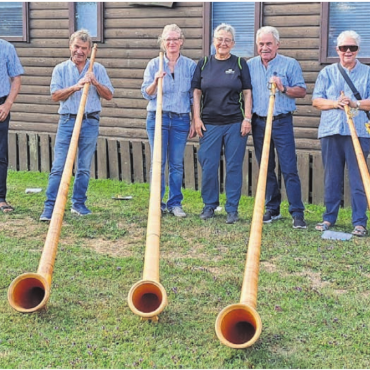20-jähriges Bestehen gefeiert - Zu Ehren des Geburtstags der Nordic-Walking-Gruppe Pro Senectute gab es ein Alphornkonzert.    Bild: zg