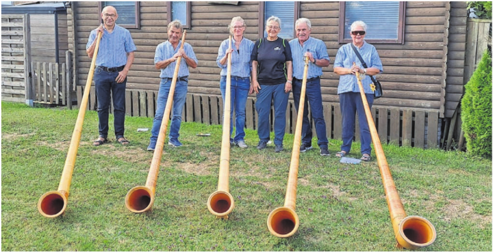 Zu Ehren des Geburtstags der Nordic-Walking-Gruppe Pro Senectute gab es ein Alphornkonzert.    Bild: zg
