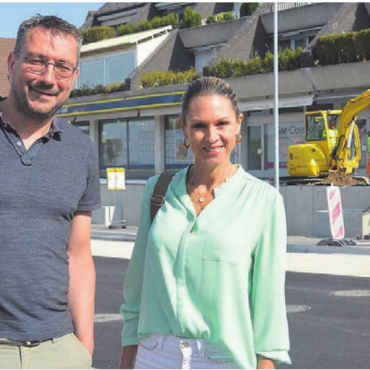 Zum letzten Mal gesperrt - Gemeinderat Stefan Strebel und Vizeammann Jenny Gerber zeigen den Ort, wo am 14. August das Festzelt aufgestellt wird. Bild: rwi