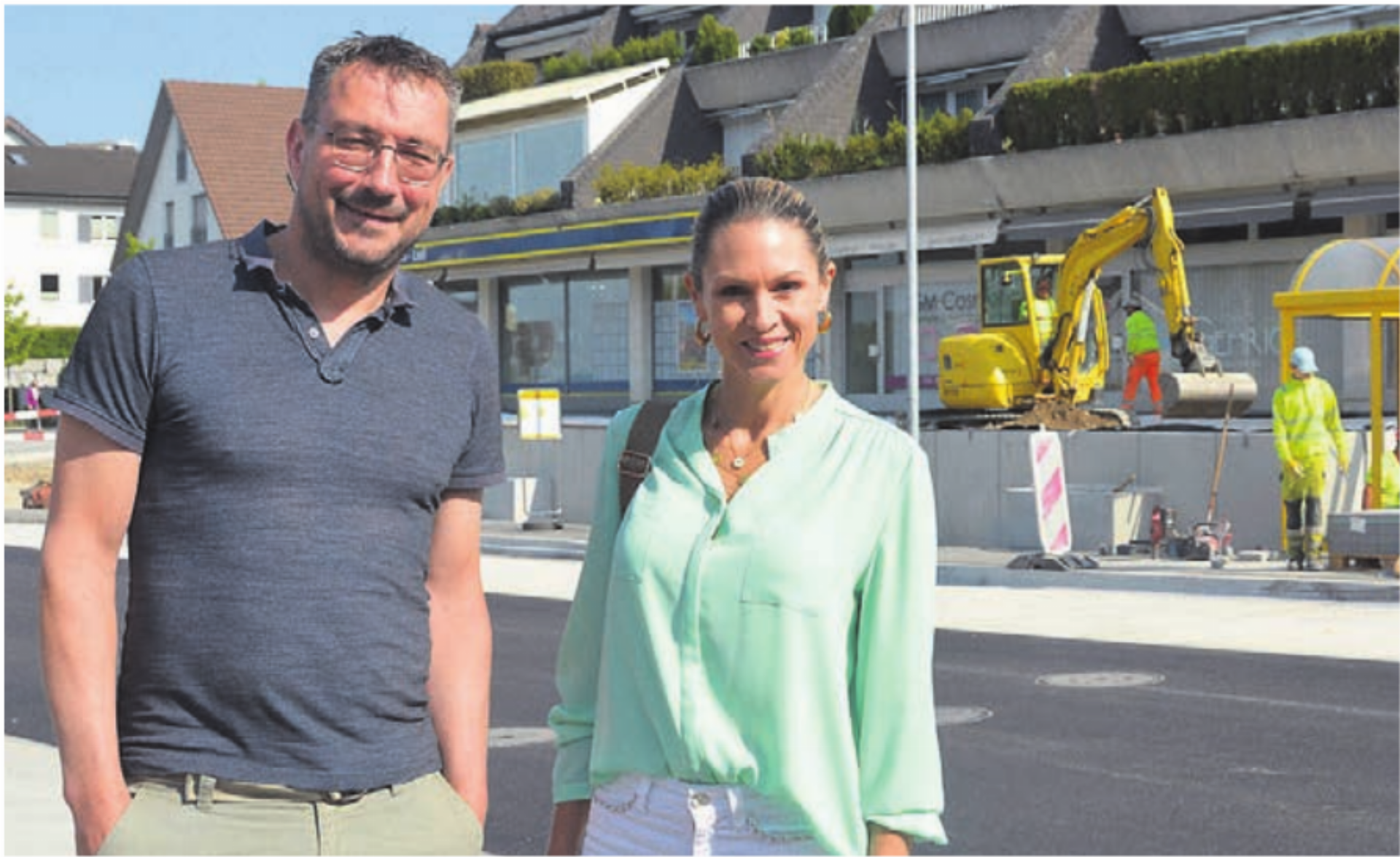 Gemeinderat Stefan Strebel und Vizeammann Jenny Gerber zeigen den Ort, wo am 14. August das Festzelt aufgestellt wird. Bild: rwi - Das Bild wird blockiert. – Möglicherweise durch einen aktiven Adblocker.