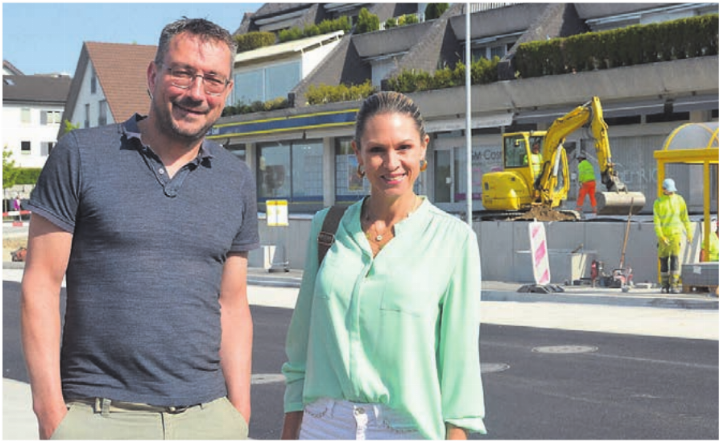 Gemeinderat Stefan Strebel und Vizeammann Jenny Gerber zeigen den Ort, wo am 14. August das Festzelt aufgestellt wird. Bild: rwi