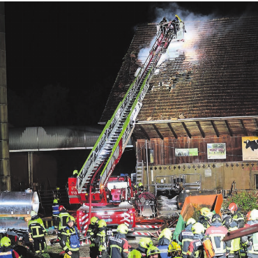 Gemeinsam Schlimmeres verhindert - Vier Feuerwehren und der Zivilschutz arbeiteten bei diesem Einsatz Hand in Hand.    Bilder: Christoph Rothlin