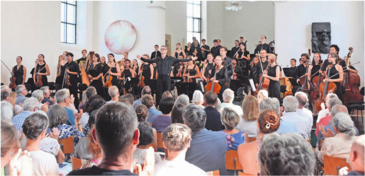 Volle Kirche und lang anhaltender Applaus. Mit dem aktuellen Programm «Odyssee» begeistert das Jugend-Sinfonieorchester Aargau in Boswil.    Bilder: Annemarie Keusch