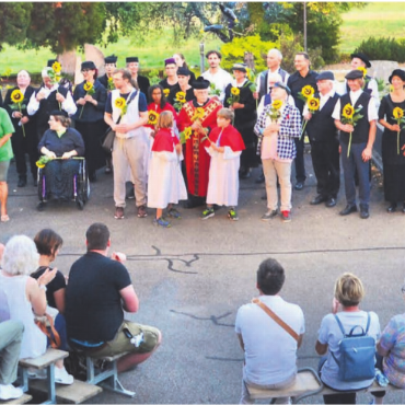 Zwischen Realität und Glauben - Schlussbild hinter der Kirche Beinwil: Die Mitwirkenden des Freilichttheaters werden mit einer Sonnenblume und lang anhaltendem Applaus gefeiert.    Bilder: Thomas Stöckli