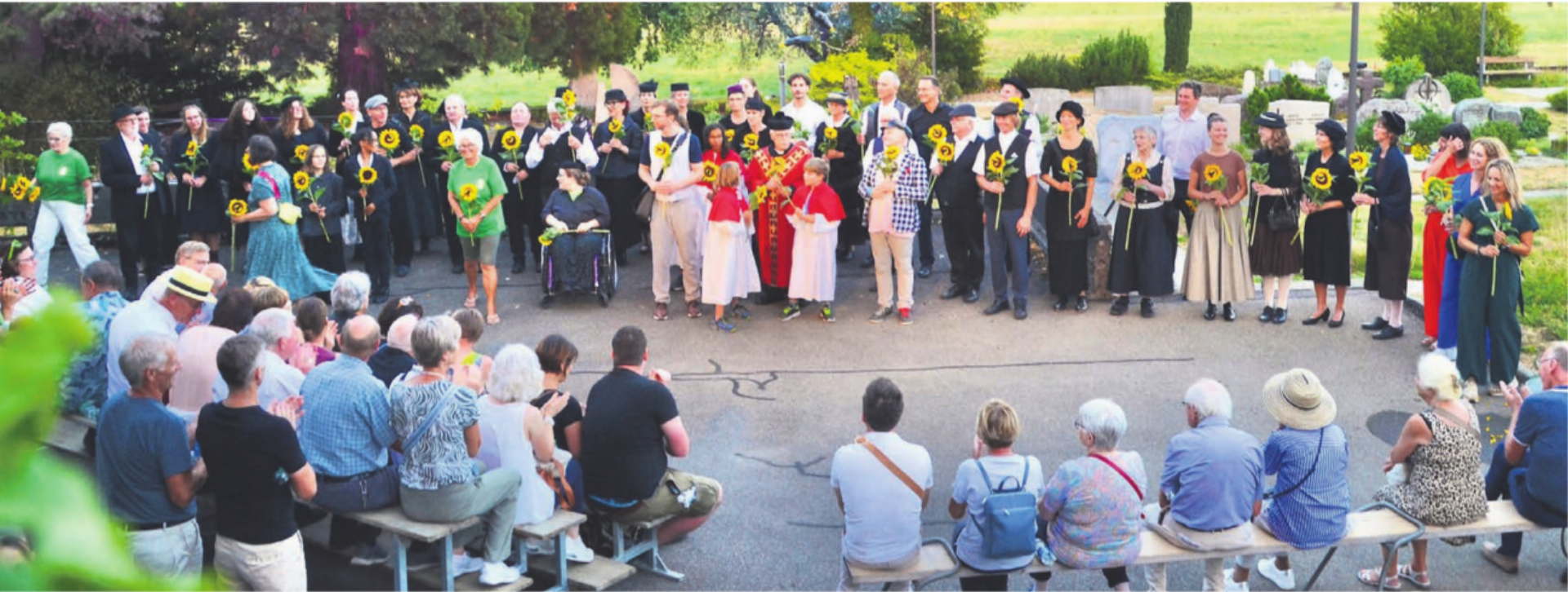 Schlussbild hinter der Kirche Beinwil: Die Mitwirkenden des Freilichttheaters werden mit einer Sonnenblume und lang anhaltendem Applaus gefeiert.    Bilder: Thomas Stöckli - Das Bild wird blockiert. – Möglicherweise durch einen aktiven Adblocker.