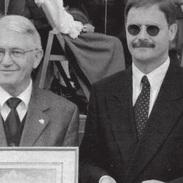 So nah sind das Freiamt und das Tirol einander - Ernst Hofherr (Bürgermeister von Lermoos, links) und sein Wohler Amtskollege Walter Dubler tauschen Geschenke aus. Bild: Archiv