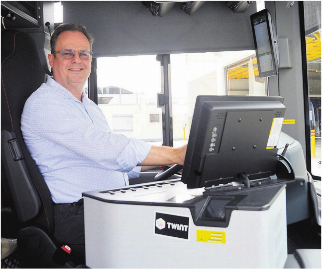 Jens Malek begrüsst gerne Passagiere beim Busfahren. Bilder: Roger Wetli Jens Malek begrüsst gerne Passagiere beim Busfahren. Bilder: Roger Wetli