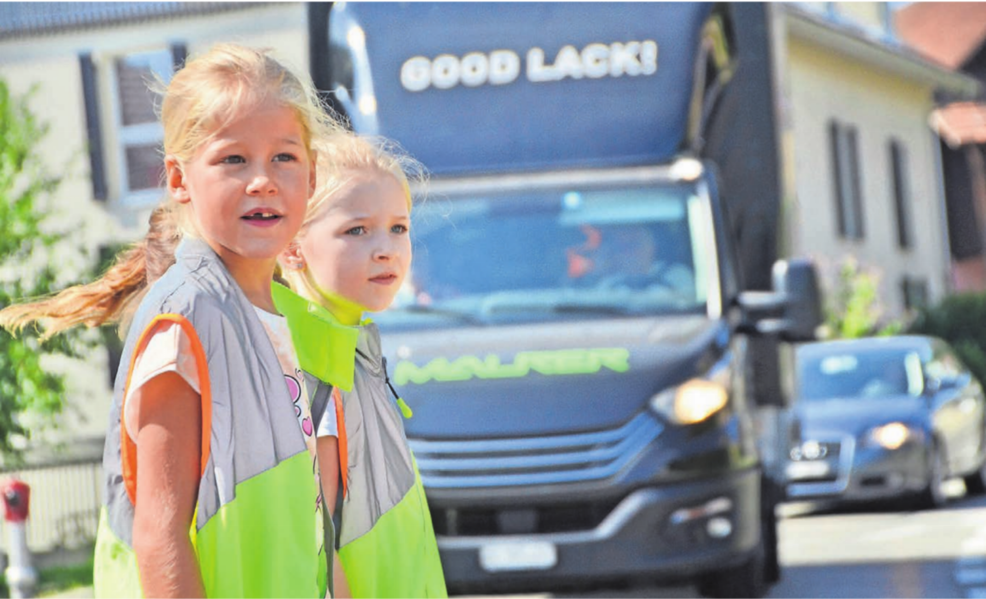 Erstklässlerinnen aus Rottenschwil üben das korrekte Verhalten am Fussgängerstreifen – auch für die stärkeren Verkehrsteilnehmenden. Bilder: Thomas Stöckli - Das Bild wird blockiert. – Möglicherweise durch einen aktiven Adblocker.
