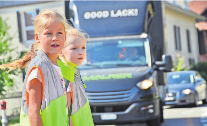 Erstklässlerinnen aus Rottenschwil üben das korrekte Verhalten am Fussgängerstreifen – auch für die stärkeren Verkehrsteilnehmenden. Bilder: Thomas Stöckli