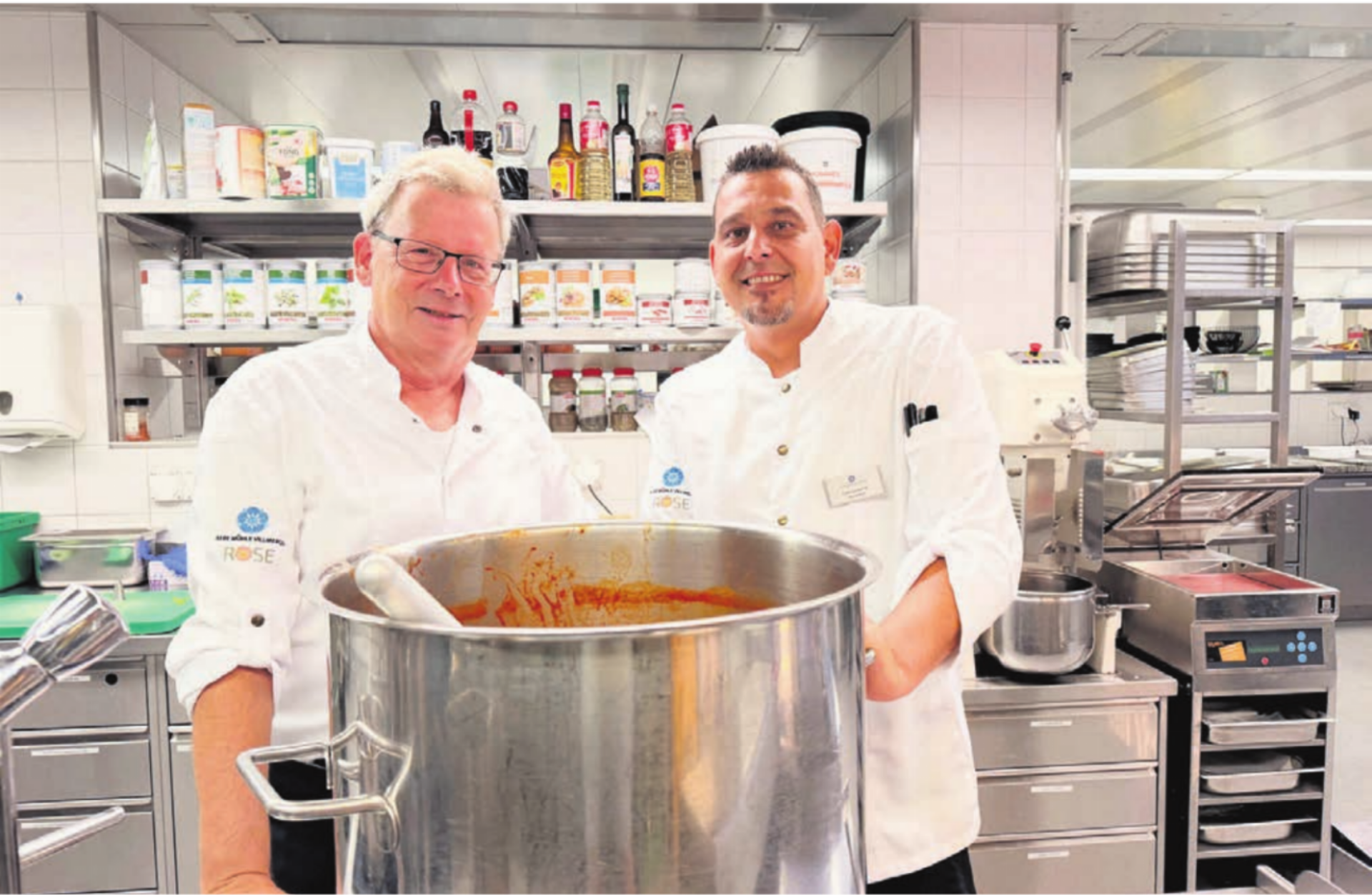 Der Küchenchef und sein Gehilfe: Fabrice Horat (rechts) ermöglichte Redaktor Chregi Hansen spannende Einblicke in die Küche der Oberen Mühle Villmergen. Bilder: Stefan Sprenger - Das Bild wird blockiert. – Möglicherweise durch einen aktiven Adblocker.
