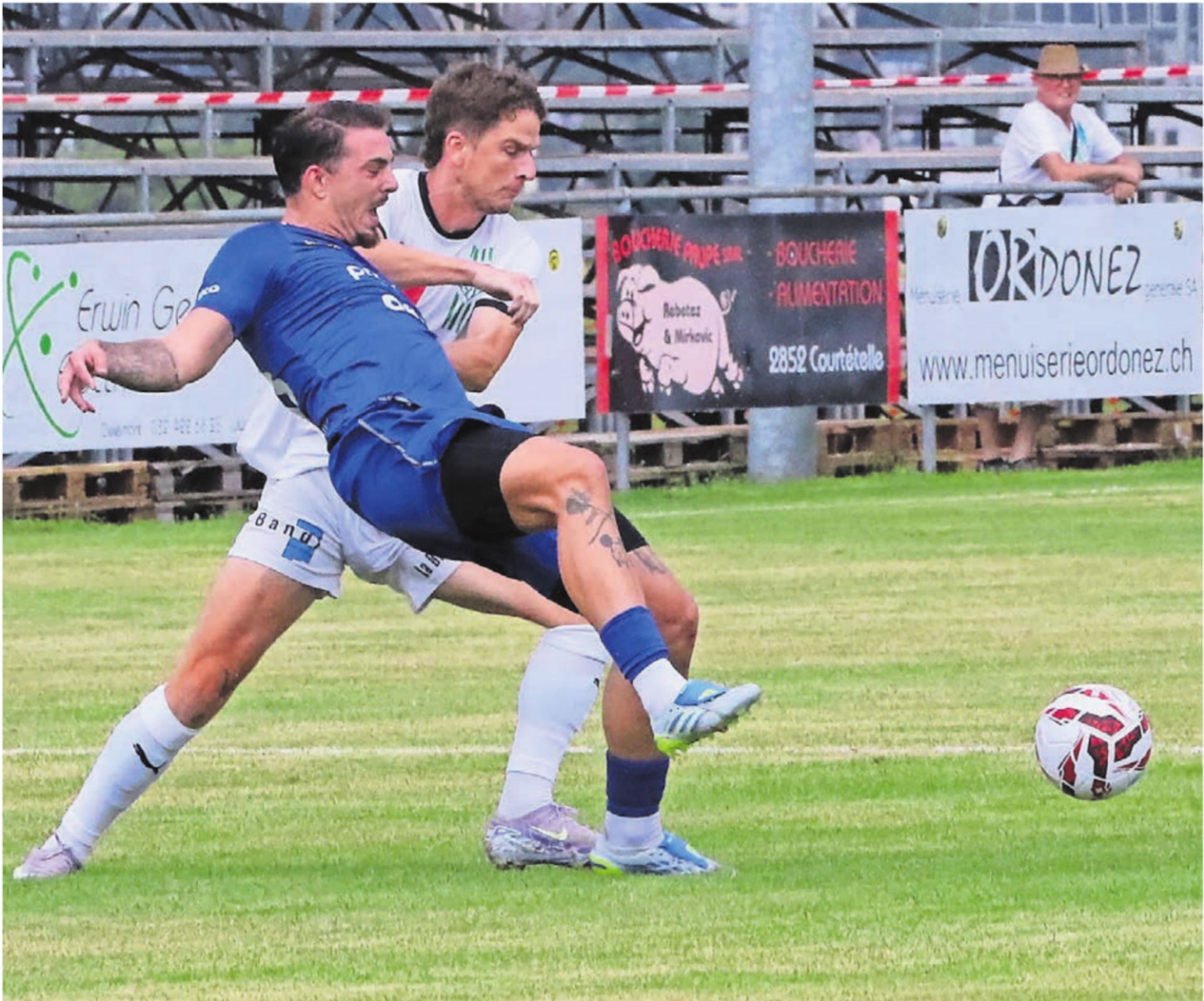 Milos Grujicic (in Blau) kämpft in Courtételle um den Ball. Dann musste er mit einem Cut an der Stirn ausgewechselt werden. Bild: Josip Lasic - Das Bild wird blockiert. – Möglicherweise durch einen aktiven Adblocker.