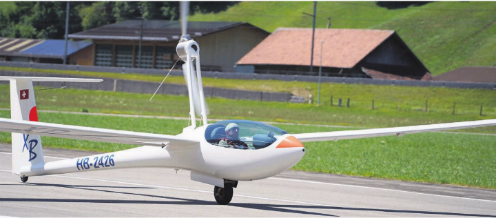 Startklar: Matthias Jauslin hebt mit seinem Segelflieger ab. Der Elektromotor leistet beim Start wichtige Unterstützung. Bilder: Daniel Steffen