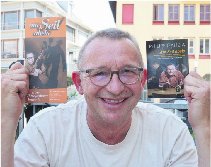 Der Flyer von 2002 auf der einen, der aktuelle auf der anderen Seite. Und mittendrin die Hauptperson: der Murianer Kleinkünstler Philipp Galizia. Bild: Annemarie Keusch