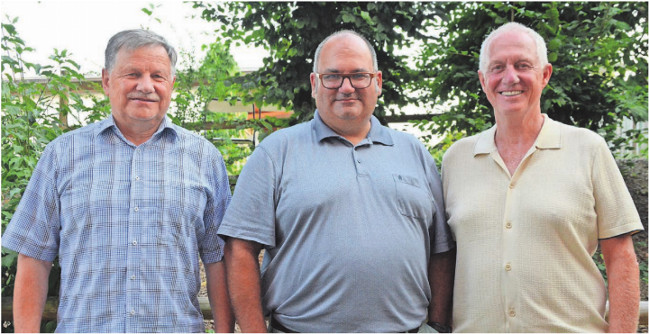 Sie stehen hinter der Erweiterung der Deponie Babilon in nördliche Richtung, von links: Josef Wanner (ilu AG), Theo Kern (Gemeindeammann Dietwil) und Dieter Greber (Verwaltungsratspräsident Deponie Freiamt AG). Bild: Annemarie Keusch