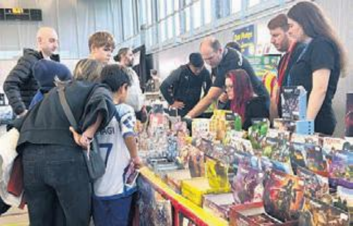 First CollectiblesUniverse Trade Fair Draws Collectors to Widen